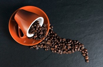 4 Tassen Espresso stecken in einem Trainingsbooster